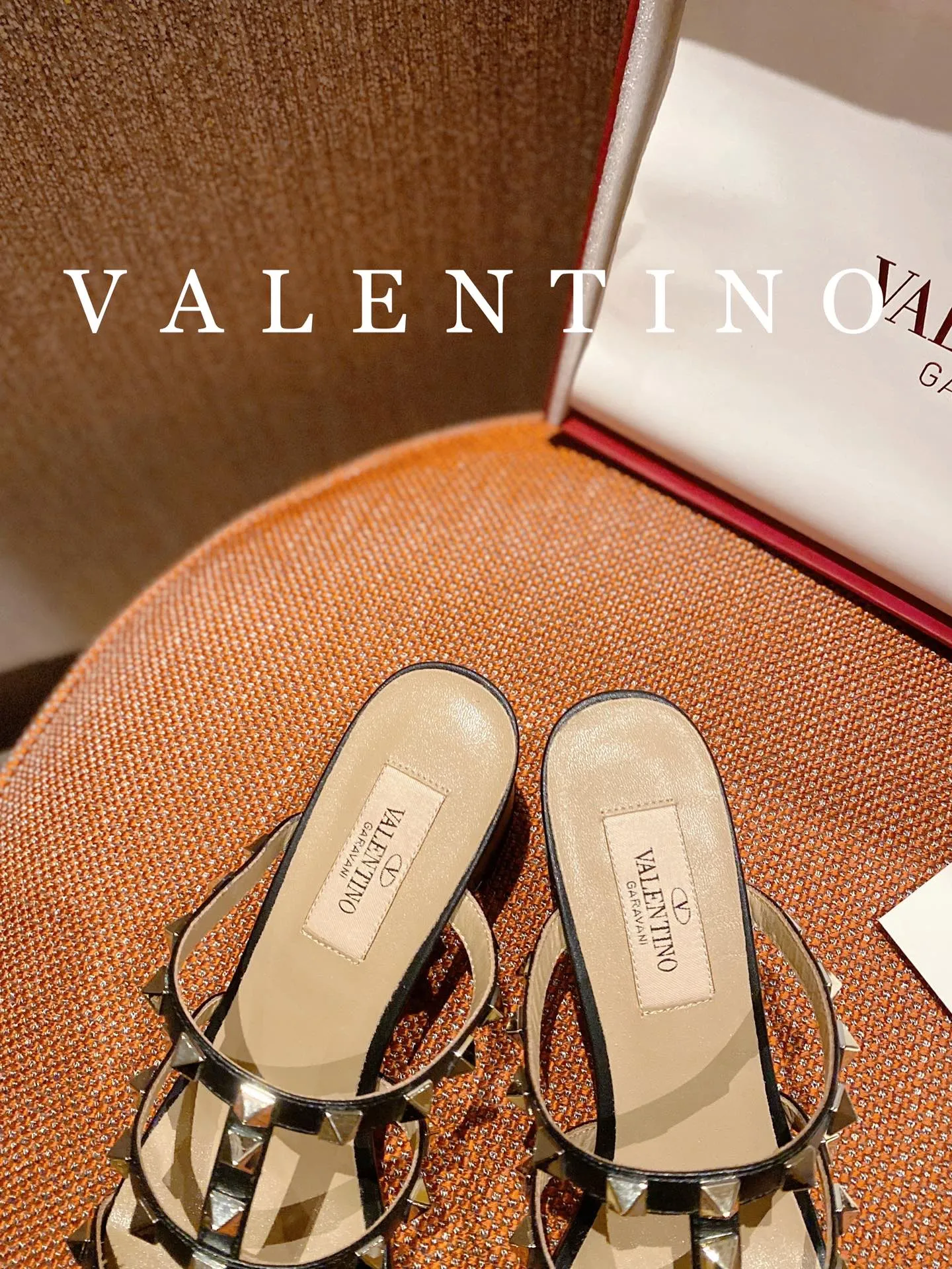 👟👟Ex-factory price 440 High-end quality 𝑉𝐴𝐿𝐸𝑁𝑇𝐼𝑁𝑂 Valentino ♡ͥ | Level🔍 The classic king flip flops are also so beautiful. The textured hardware brings out a full sense of high-end. After putting them on, your feet are stunningly beautiful and super slim! The new season lives up to expectations! Worth buying ★Imported cowhide is absolutely high-grade ❥Original method is absolutely sensual ❥Elegant style creates a different feeling🙈 Simple temperament style!  ♡ show bdetails ———————————— ⊿▸: Size｜35-40 (customized at 40.41.42) ⊿▸: Material｜Imported cowhide ⊿▸: Material | Padded sheepskin ⊿▸: Material | Italian🇮🇹 genuine leather outsole ⊿▸: Heel height｜6cm